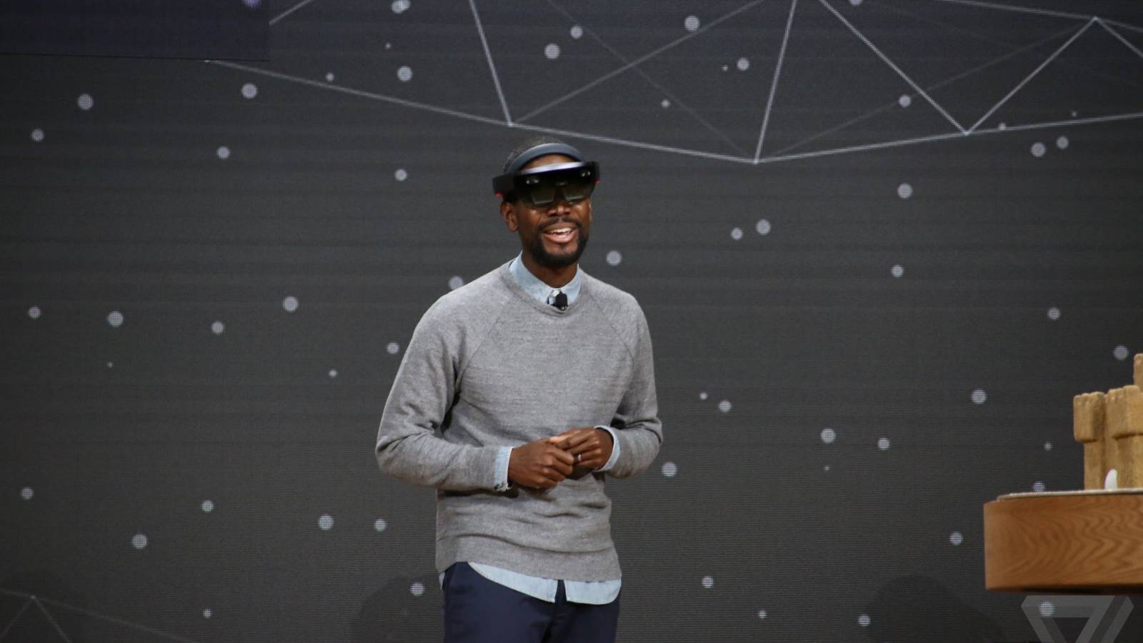 Microsoft demonstrates VR, mixed reality and HoloLens at Windows 10 event