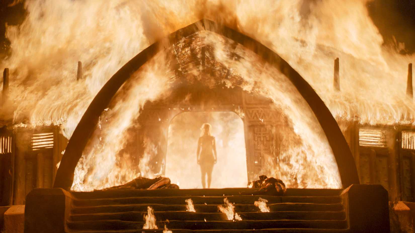 daenerys burning down the temple of the dosh khaleen in game of thrones season 6