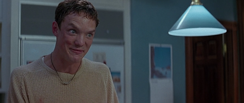 Matthew Lillard as Stu smiling as he reveals a plan in Scream