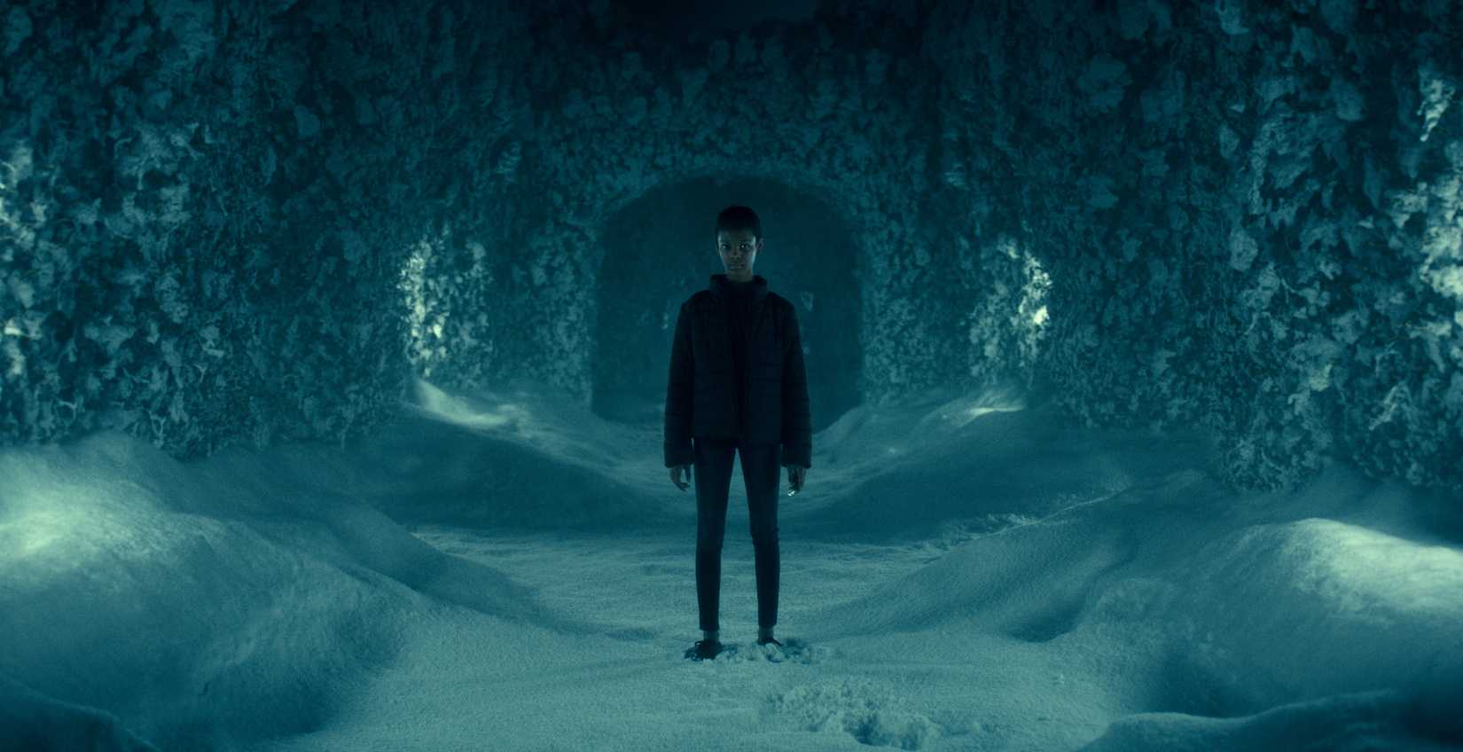 Abra berdiri di labirin pagar tanaman The Shining yang diciptakan Danny dalam pikirannya di Doctor Sleep