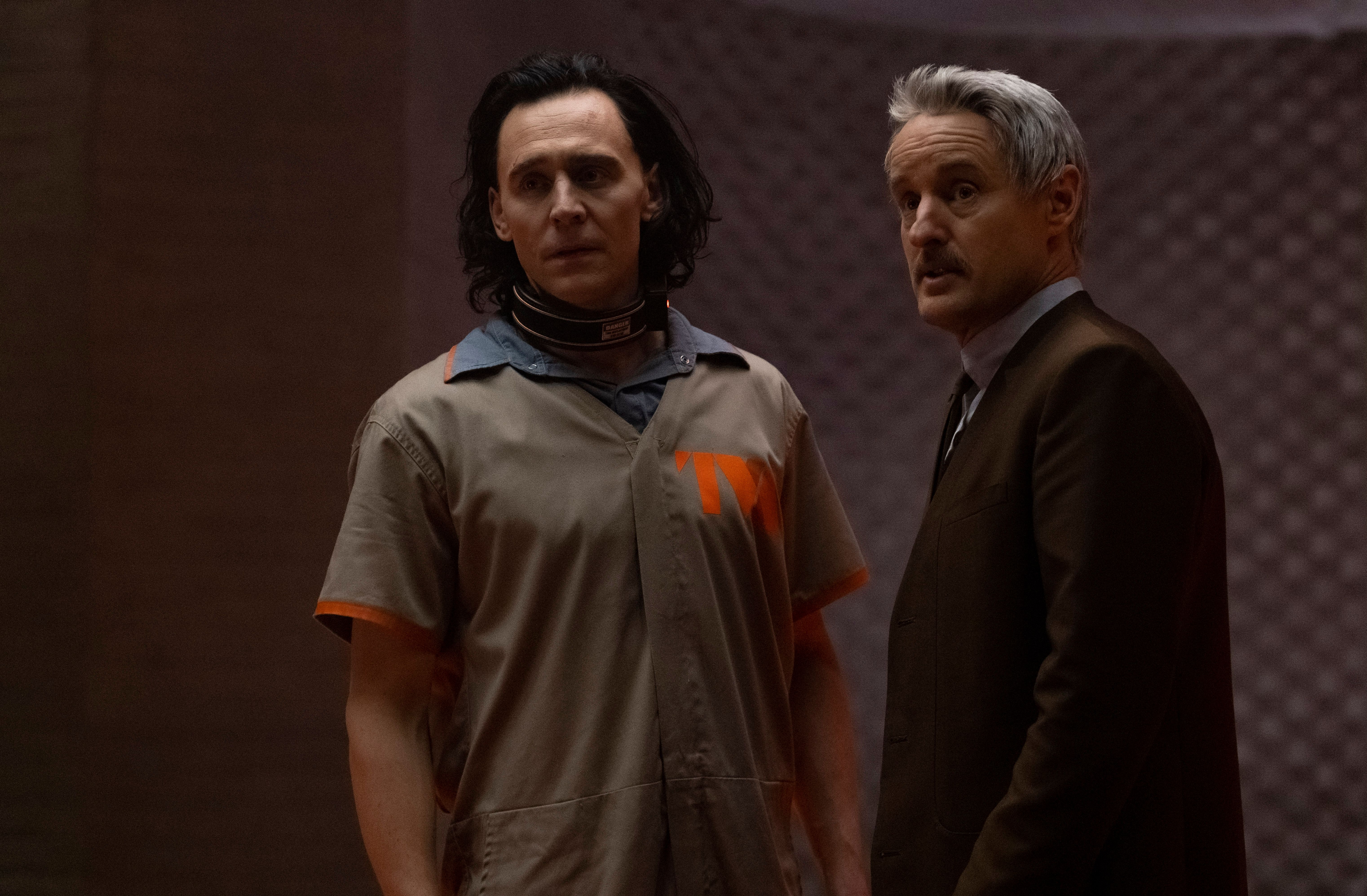 Owen Wilson và Tom Hiddleston đứng đối diện với máy quay trong series Loki