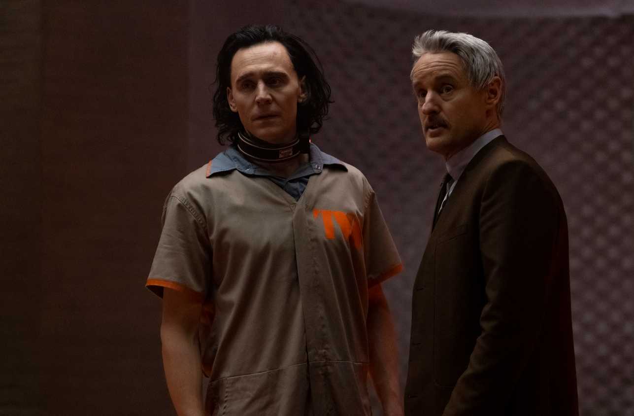Owen Wilson và Tom Hiddleston đứng đối diện với máy quay trong series Loki