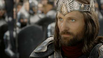 Aragorn usa a Coroa dos Reis de Gondor em O Retorno do Rei.