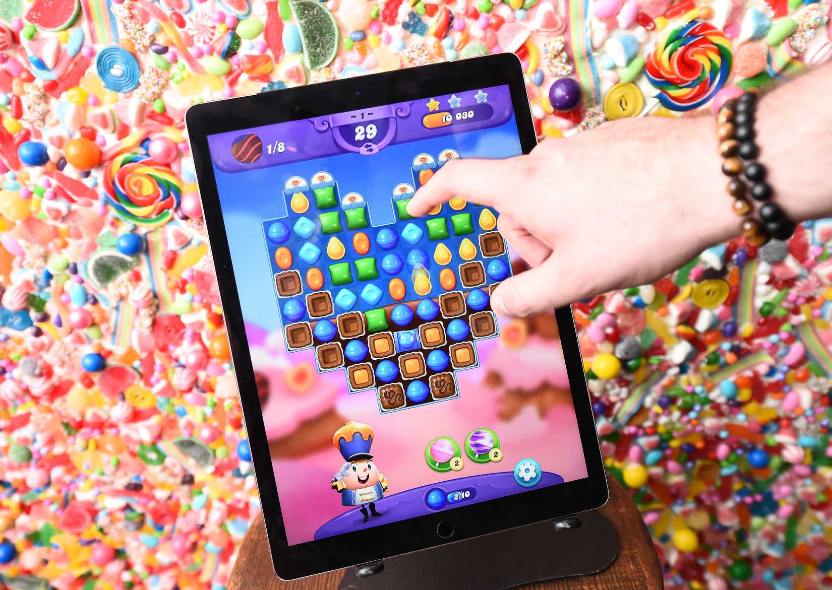 Guests play the new Valentine’s Day update in Candy Crush Friends Saga