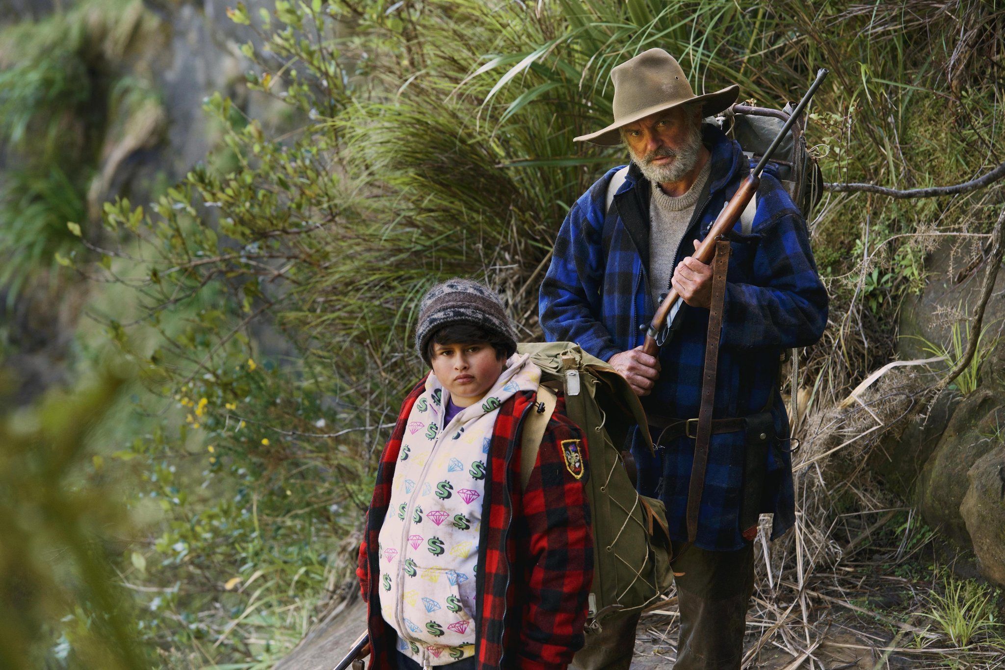 Sam Neill và Julian Dennison trong phim Hunt for the Wilderpeople