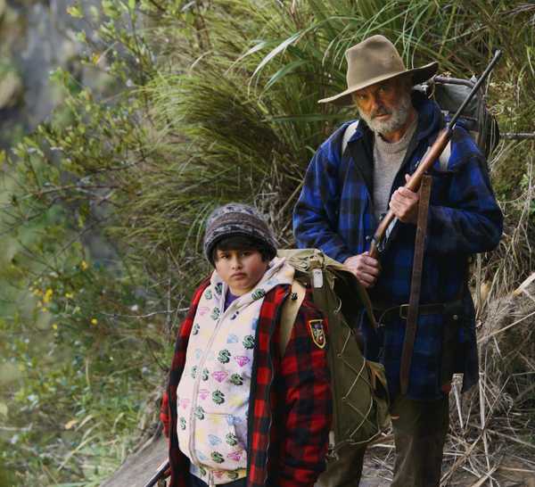 Sam Neill và Julian Dennison trong phim Hunt for the Wilderpeople