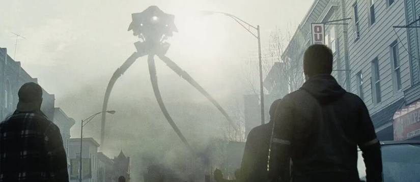 Tom Cruise as Ray Ferrier staring up at an alien tripod in War of The Worlds (2005).