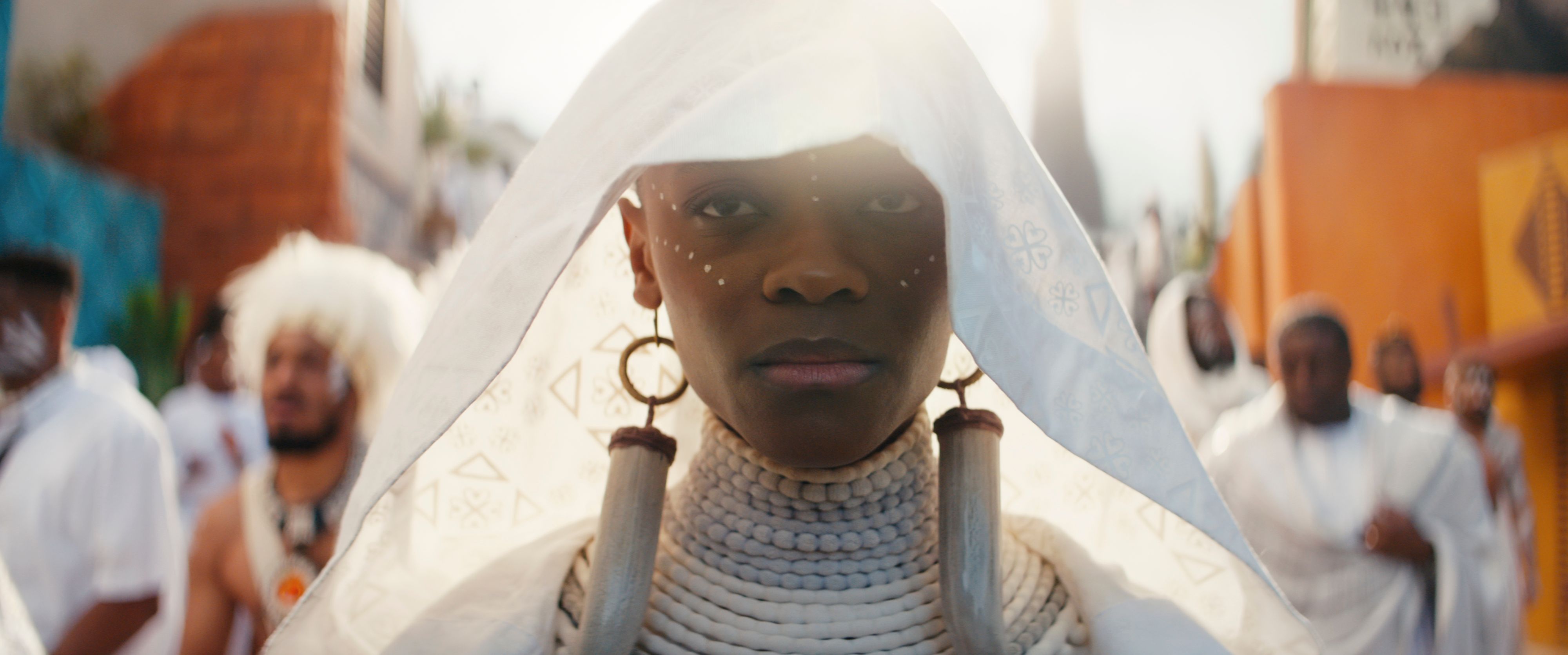 Letitia Wright trong vai Shuri, mang vẻ u buồn trong trang phục tang lễ tại Black Panther: Wakanda Forever