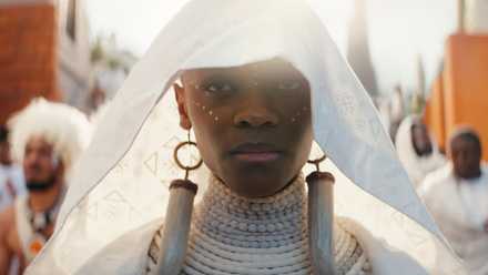 Letitia Wright trong vai Shuri, mang vẻ u buồn trong trang phục tang lễ tại Black Panther: Wakanda Forever