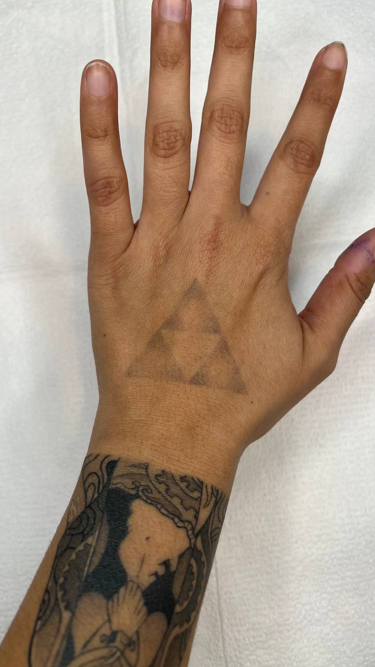 Is The Legend of Zelda's Triforce the hottest gaming tattoo? Probably, image size:750x1333