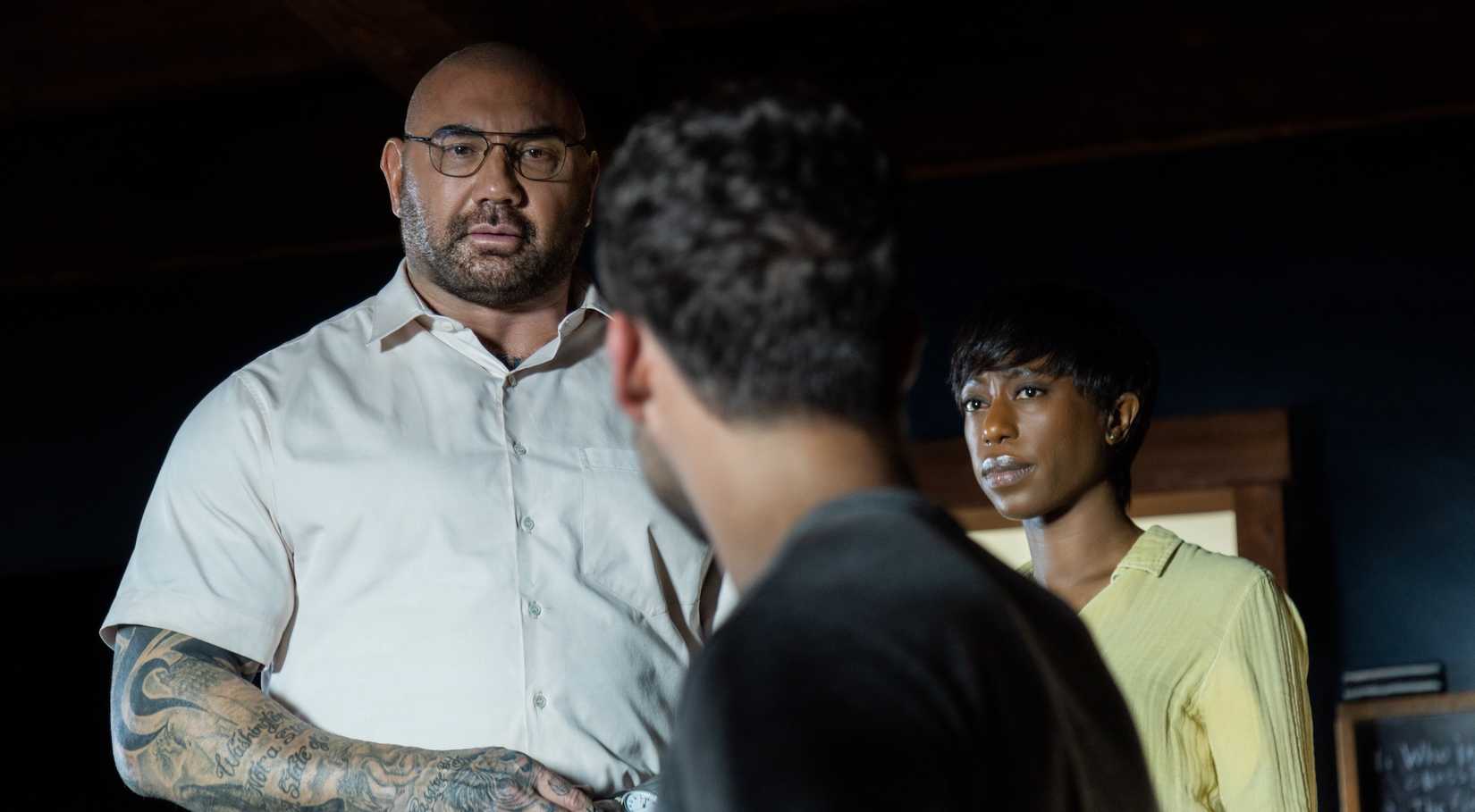 होम आक्रमणकारी लियोनार्ड (डेव बॉतिस्ता) अपने बंदी एरिक (जोनाथन ग्रॉफ) पर लियोनार्ड के साथी सबरीना (निक्की अमुका-बर्ड) के रूप में केबिन में दस्तक में घड़ता है