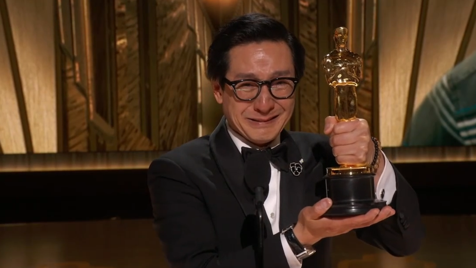 Watch Ke Huy Quan accept 2023 Best Supporting Actor Oscar with ...