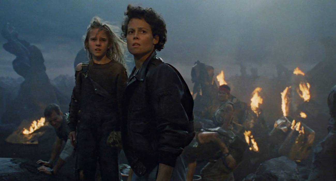 Ellen Ripley và Newt bị bao vây