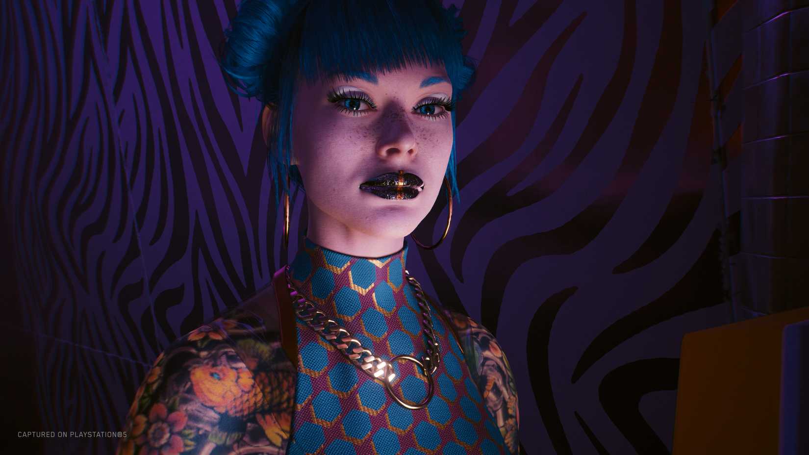 A close-up shot of a woman wearing black and gold lipstick in Cyberpunk 2077