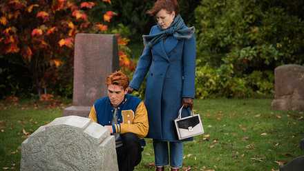 Archie quỳ trước mộ trong Riverdale