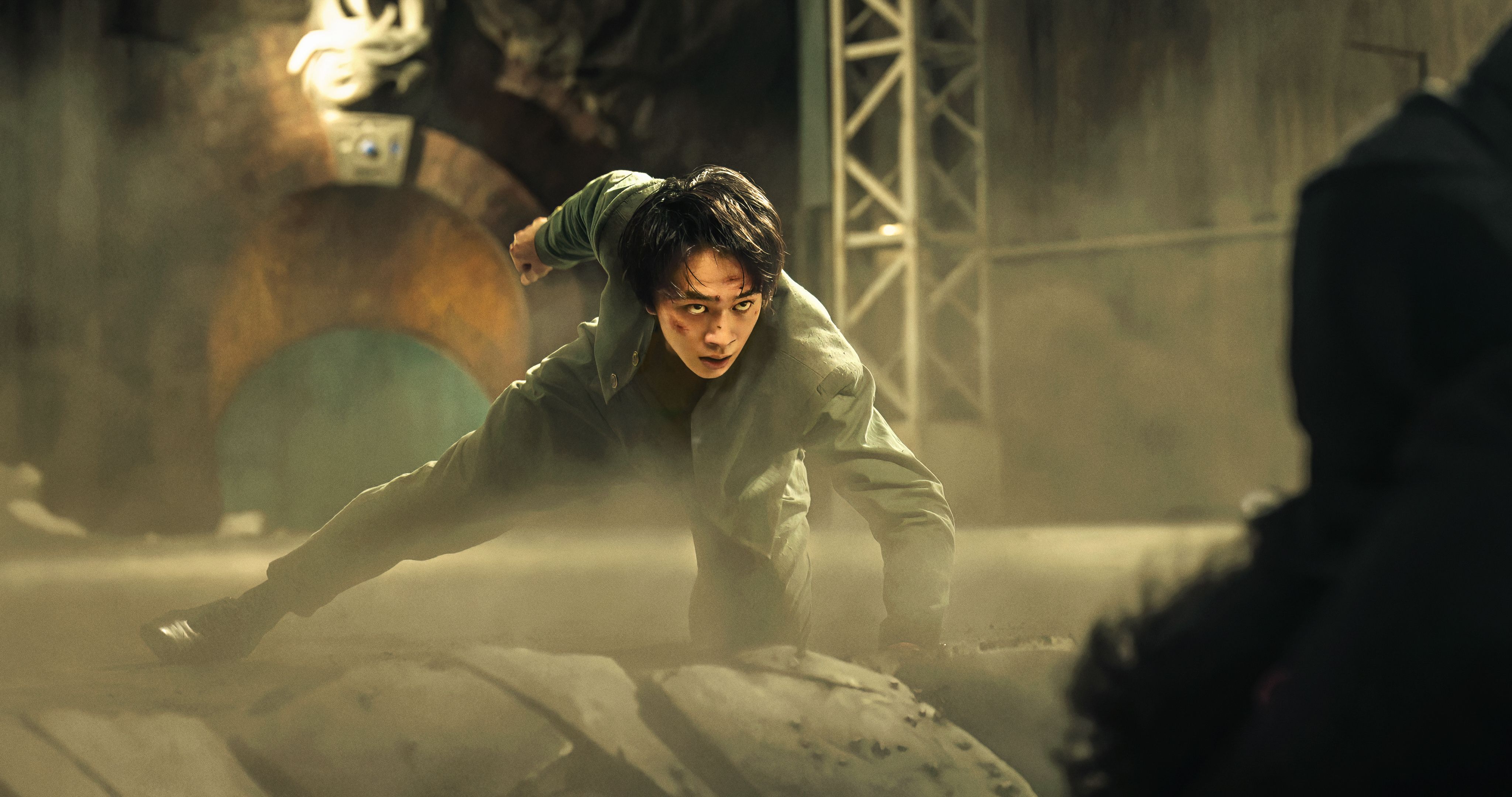 Yusuke grabbing the ground mid-fight and looking at his opponent
