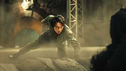 Yusuke grabbing the ground mid-fight and looking at his opponent