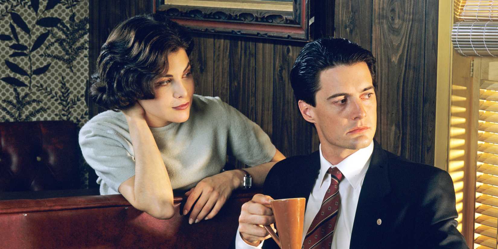 Agent Dale Cooper (Kyle MacLachlan) and Audrey Horne (Sherilyn Fenn) look out the window of the Double R diner in a screenshot from Twin Peaks