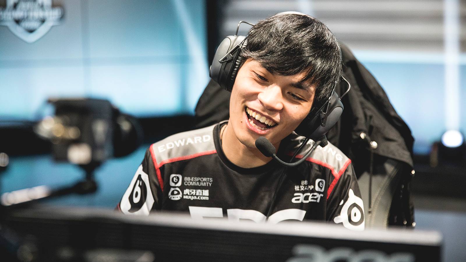 Edger Mouse EDG top laner Mouse leaves Worlds for family emergency