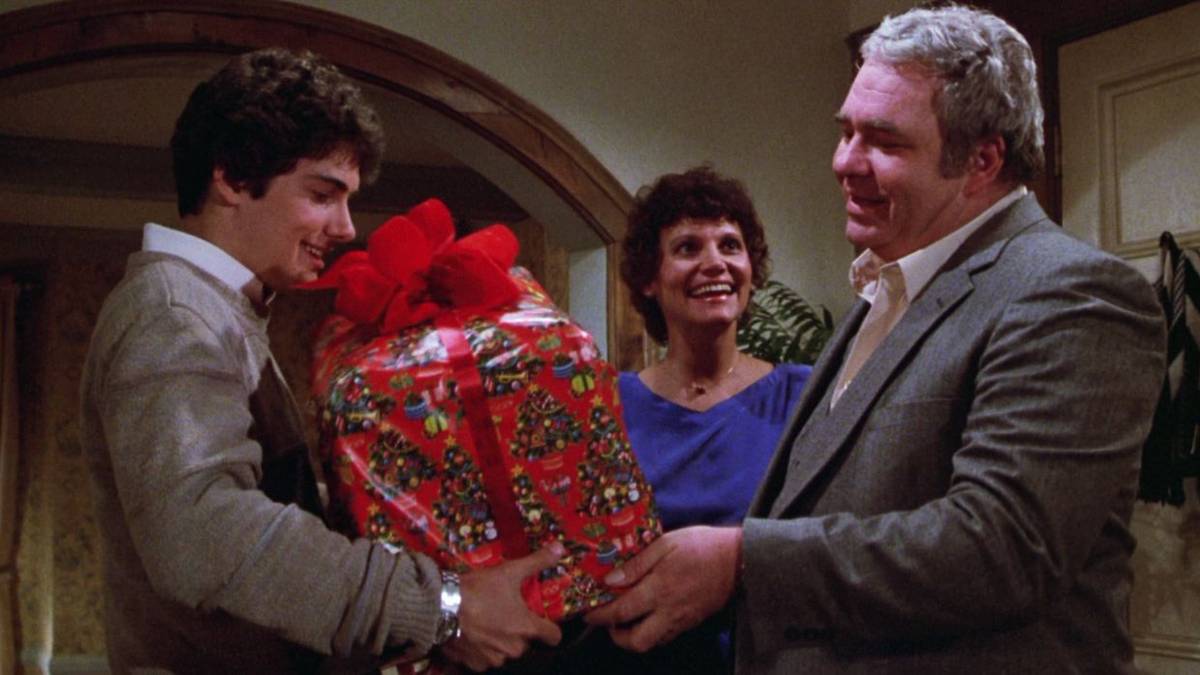 billy-receiving-a-christmas-gift-in-gremlins.jpg
